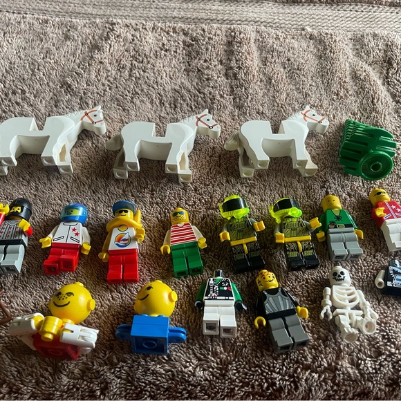 Colorful Building Block Figures Set - Picture 4 of 14